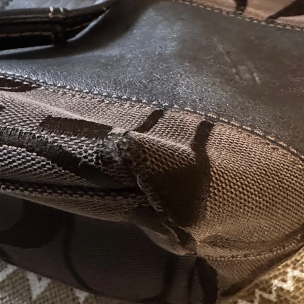 Coach Patterned Tote Bag with zipper - Picture 15 of 17